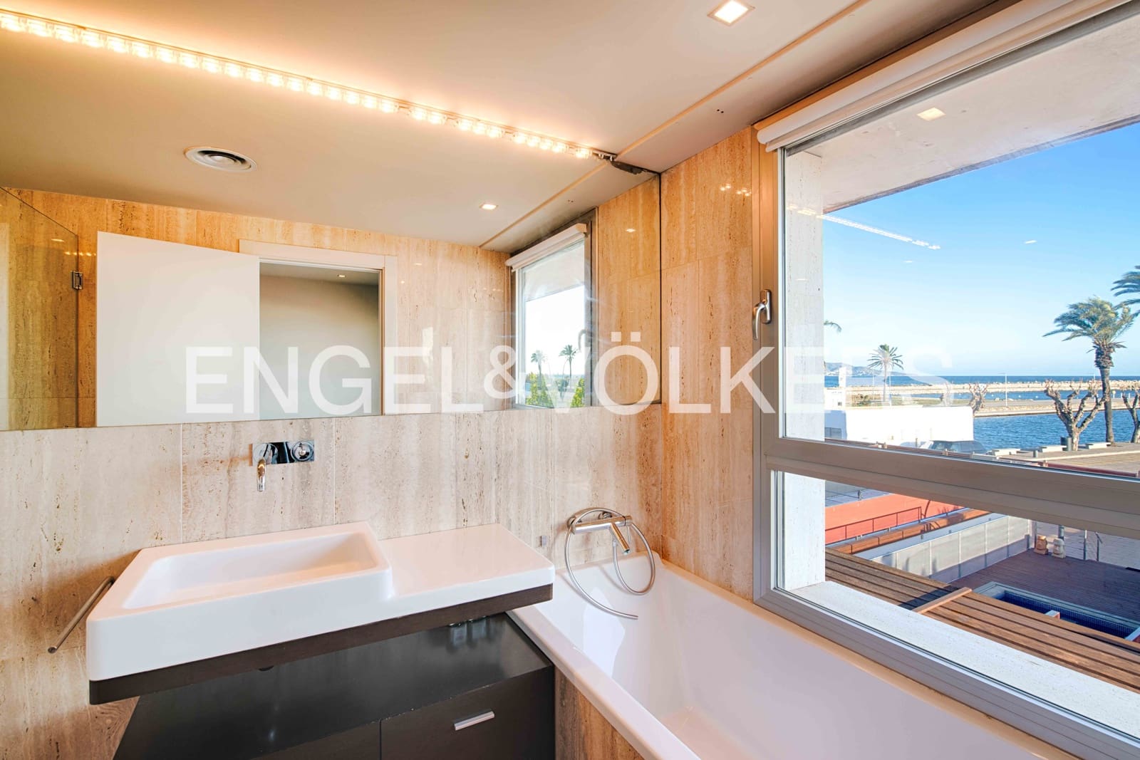 4 bedroom Villa for sale in Empuriabrava with pool garage - € 1,300,000 (Ref: 9480761)