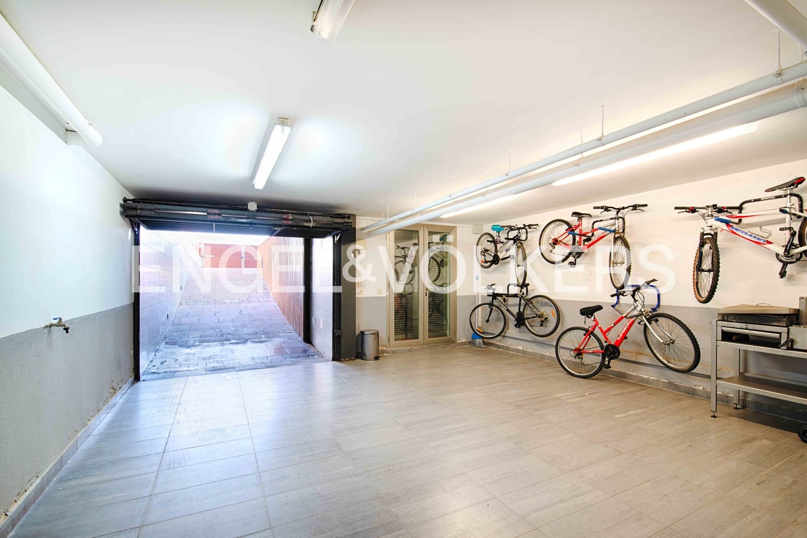 4 bedroom Villa for sale in Empuriabrava with pool garage - € 1,300,000 (Ref: 9480761)