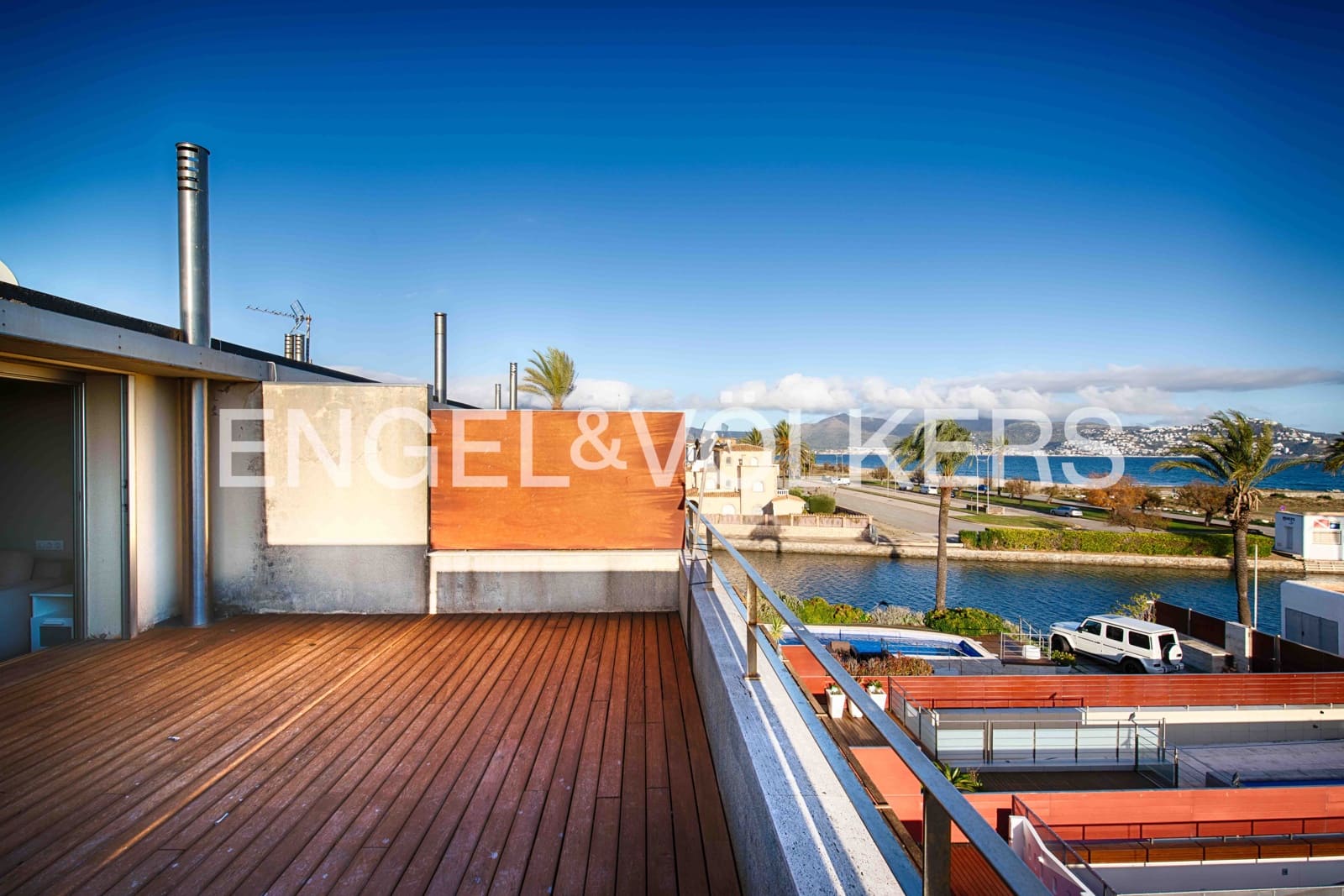 4 bedroom Villa for sale in Empuriabrava with pool garage - € 1,300,000 (Ref: 9480761)