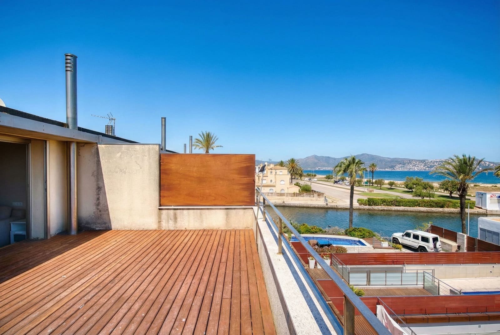 4 bedroom Villa for sale in Empuriabrava with pool garage - € 1,150,000 (Ref: 9480761)