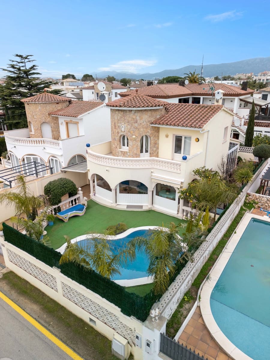 4 chambre Villa/Maison à vendre à Empuriabrava avec piscine garage - 525 000 € (Ref: 9532315)