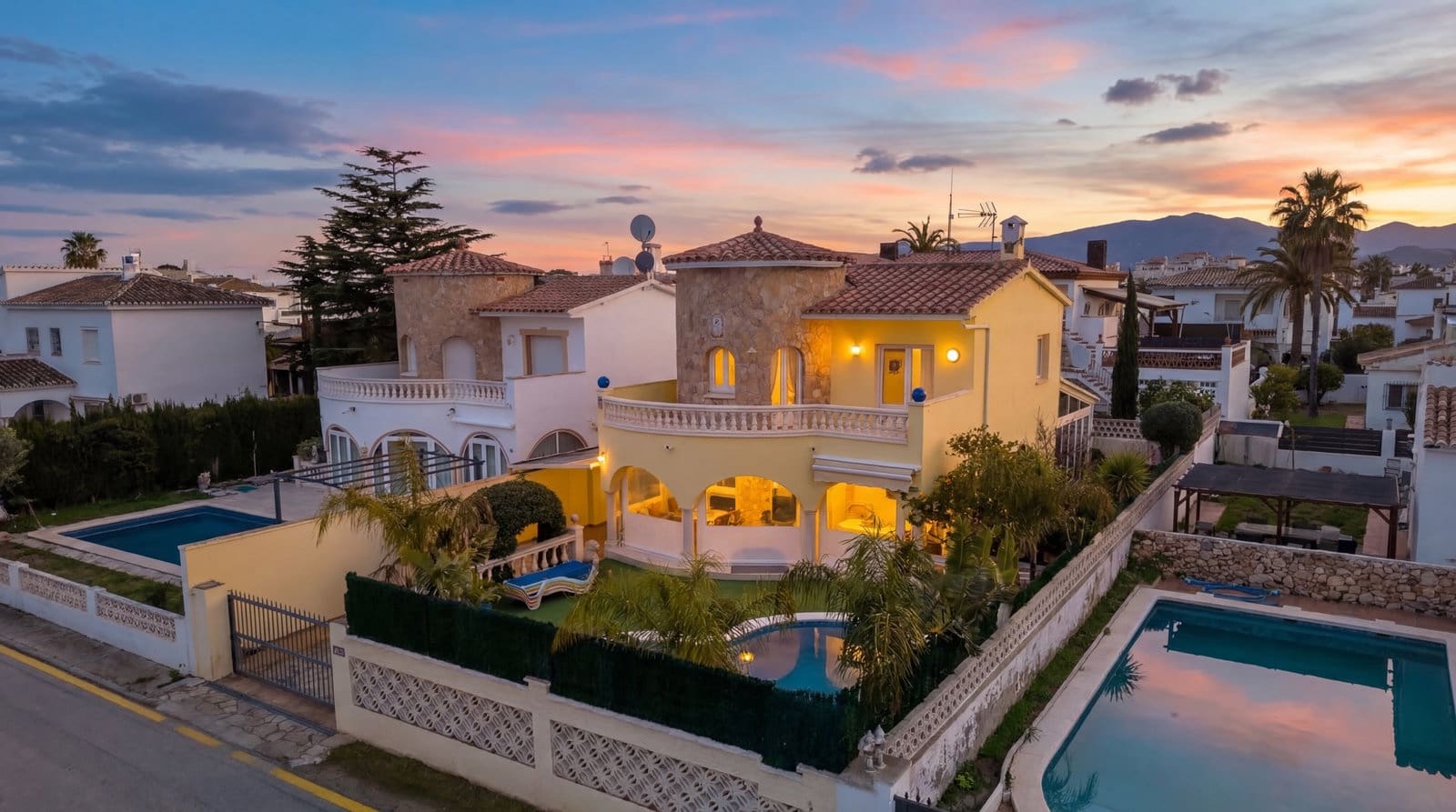 4 chambre Villa/Maison à vendre à Empuriabrava avec piscine garage - 525 000 € (Ref: 9532315)