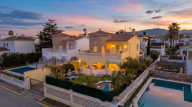 4 sypialnia Willa na sprzedaż w Empuriabrava, Castelló d'Empúries z basenem garażem - 525 000 € (Ref: 9532315)