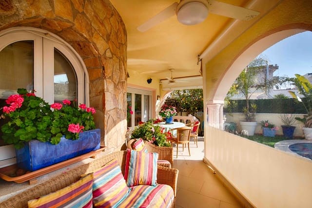 4 sypialnia Willa na sprzedaż w Empuriabrava, Castelló d'Empúries z basenem garażem - 525 000 € (Ref: 9532315)