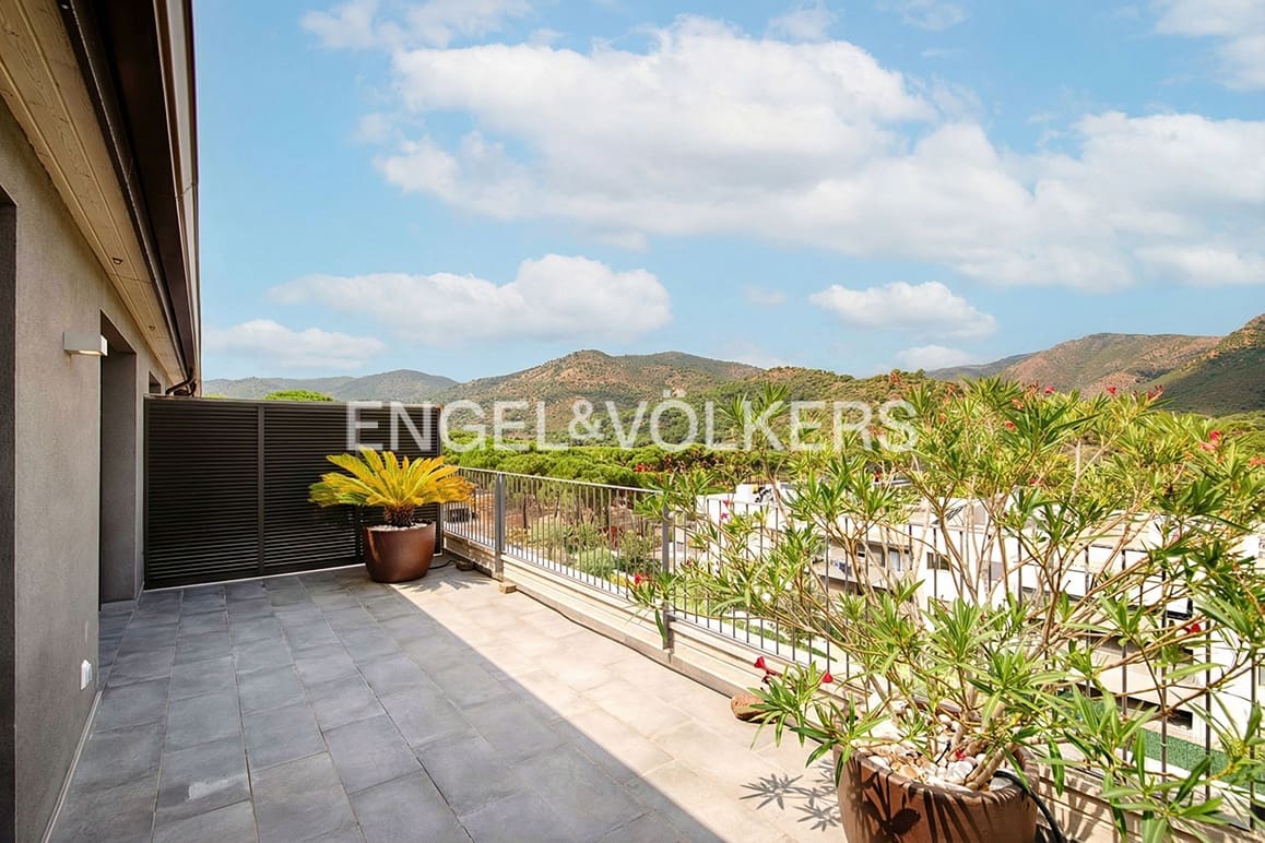 Ático de 2 habitaciones en El Port de la Selva en venta con piscina garaje - 640.000 € (Ref: 9546991)