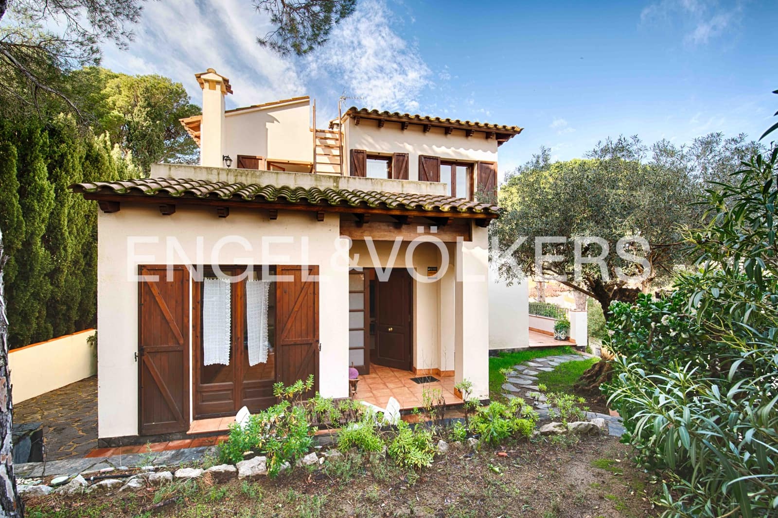 5 bedroom Villa for sale in Llanca with garage - € 790,000 (Ref: 9597159)