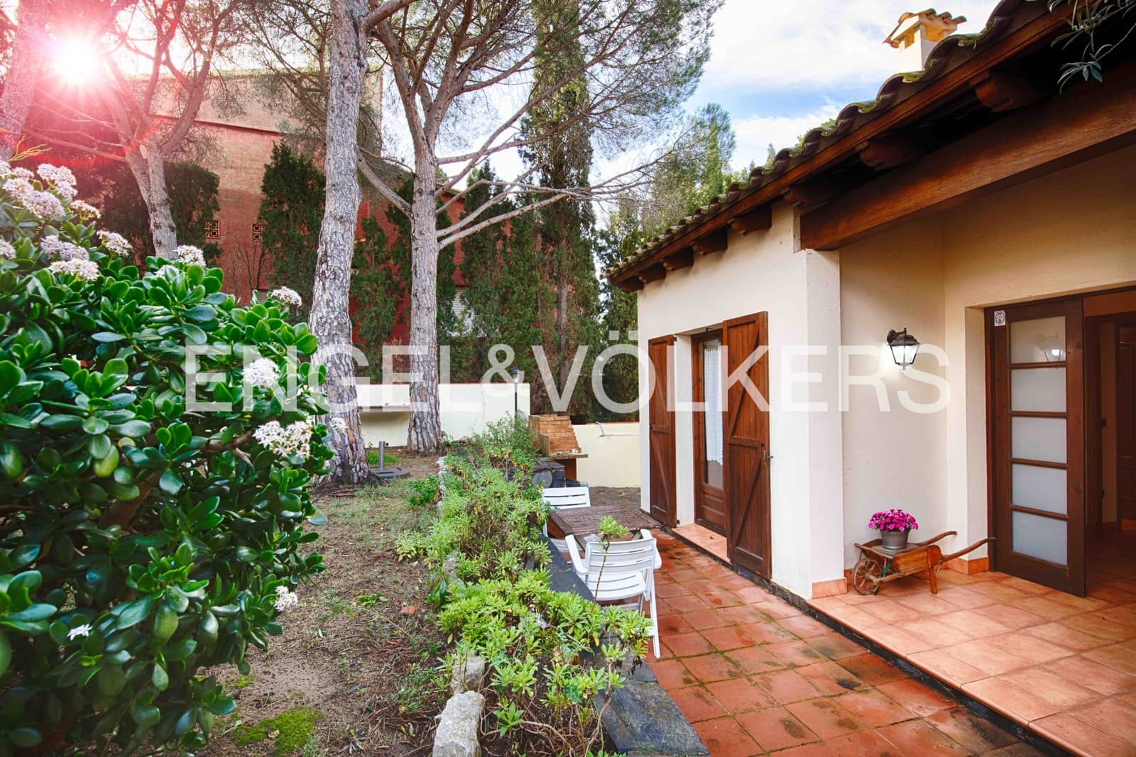 5 bedroom Villa for sale in Llanca with garage - € 790,000 (Ref: 9597159)