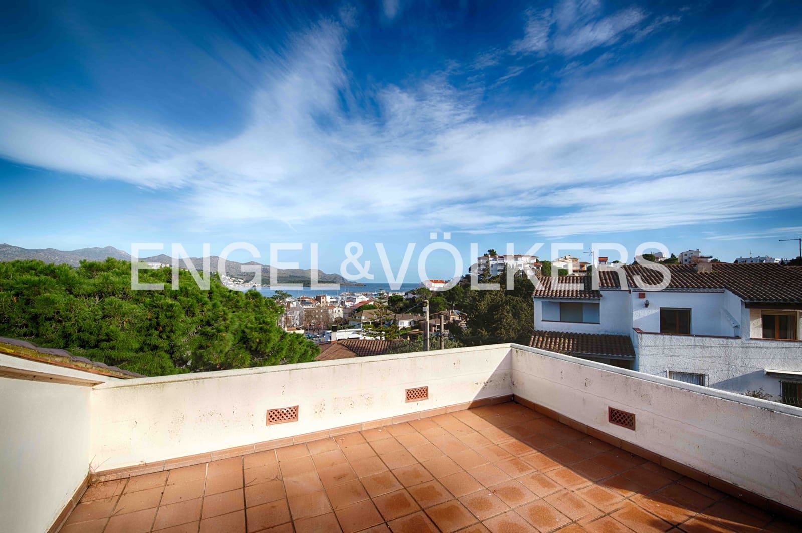 5 bedroom Villa for sale in Llanca with garage - € 790,000 (Ref: 9597159)