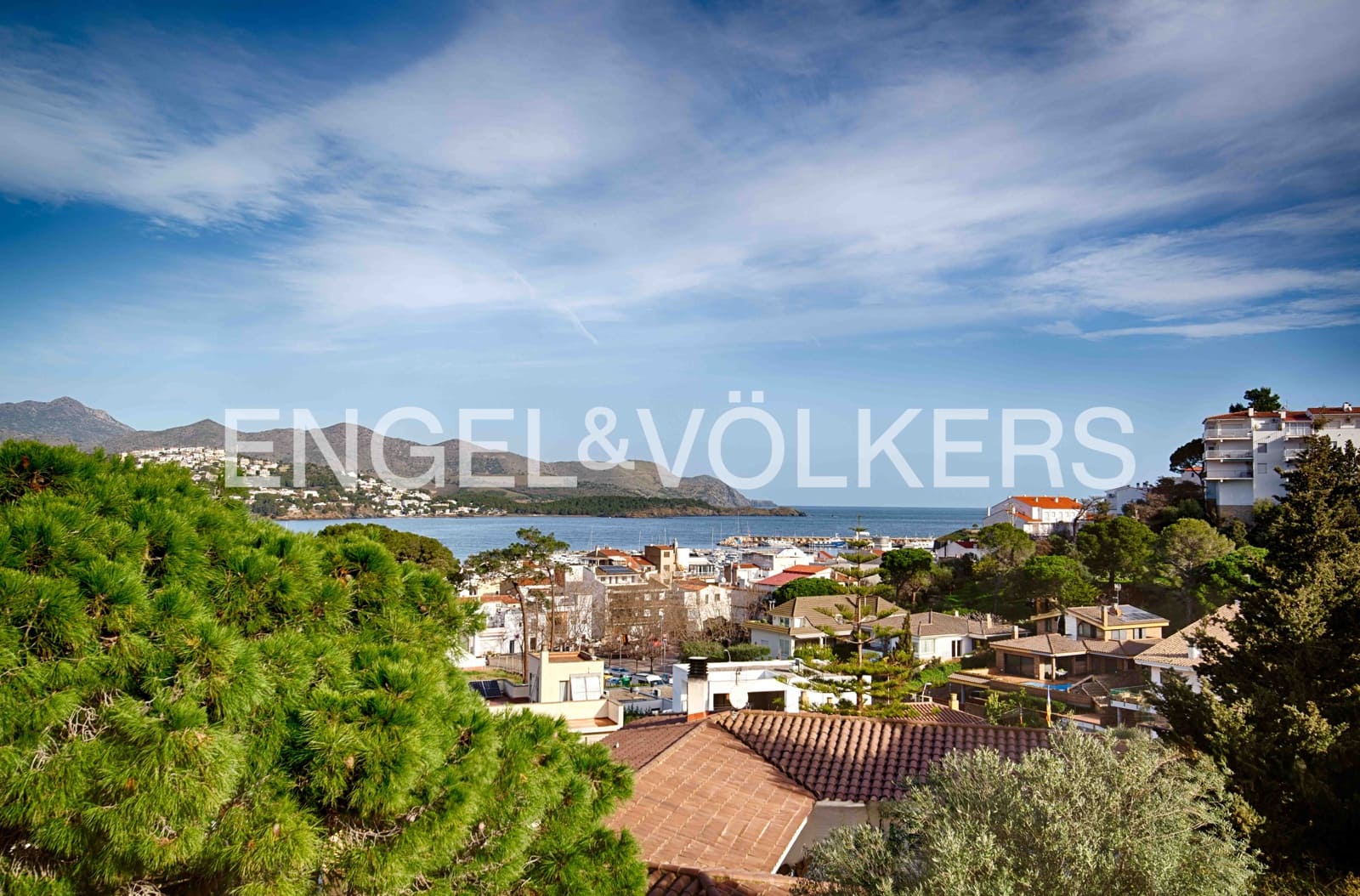 5 bedroom Villa for sale in Llanca with garage - € 790,000 (Ref: 9597159)