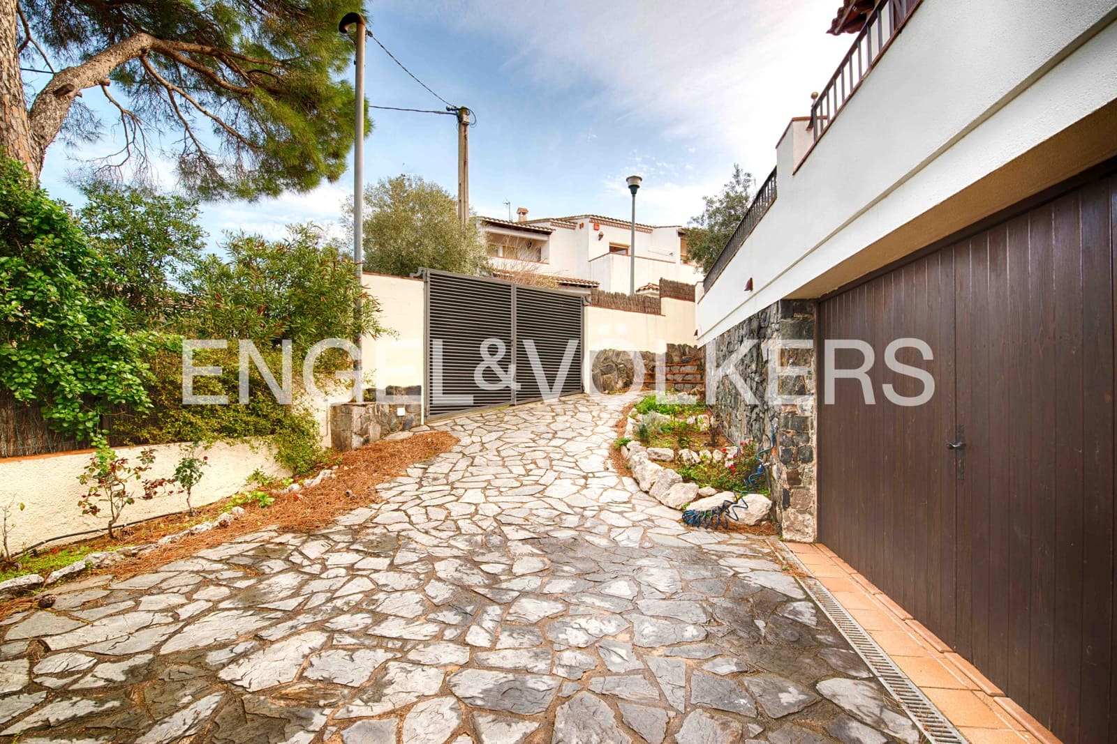 5 bedroom Villa for sale in Llanca with garage - € 790,000 (Ref: 9597159)