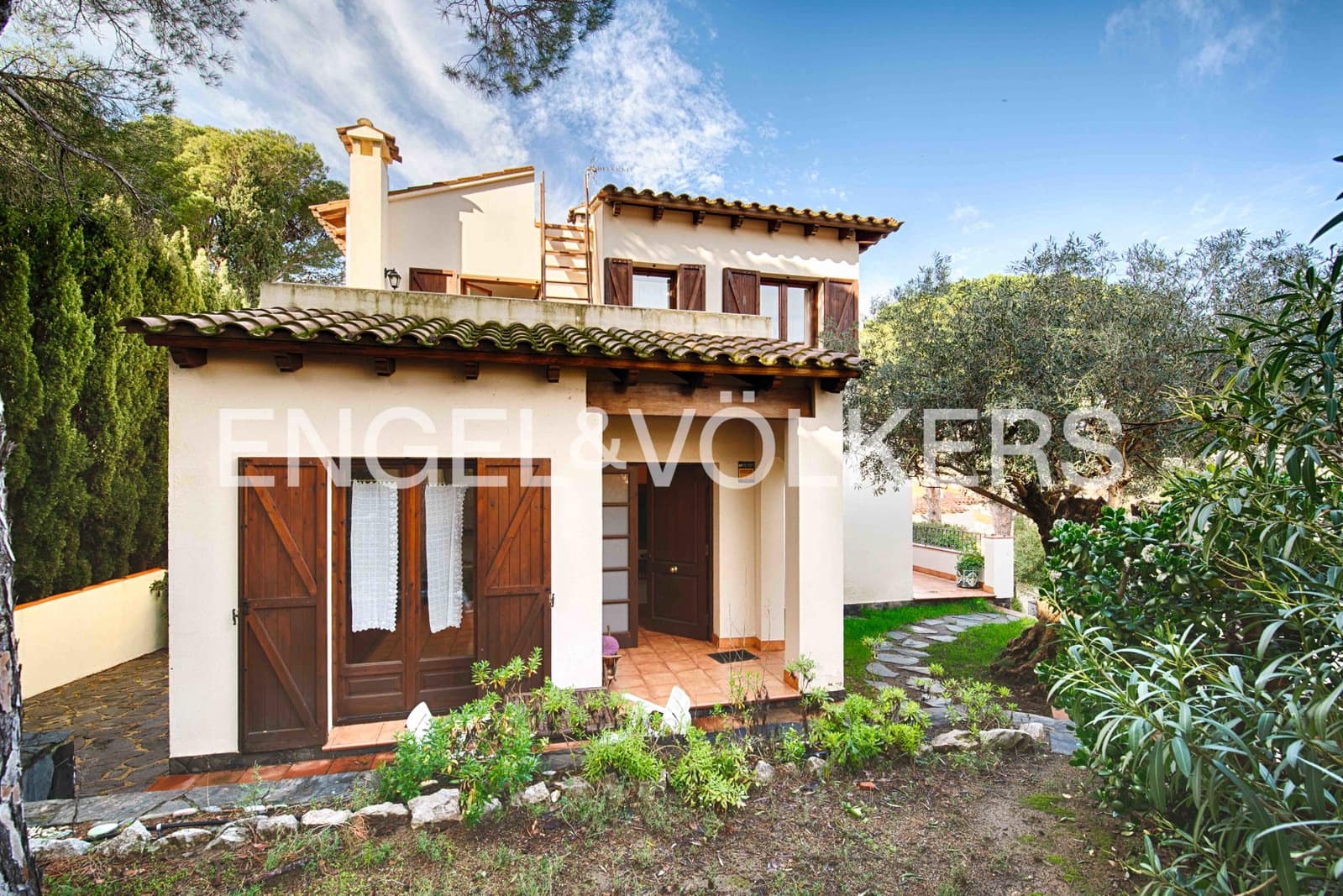5 bedroom Villa for sale in Llanca with garage - € 770,000 (Ref: 9597159)