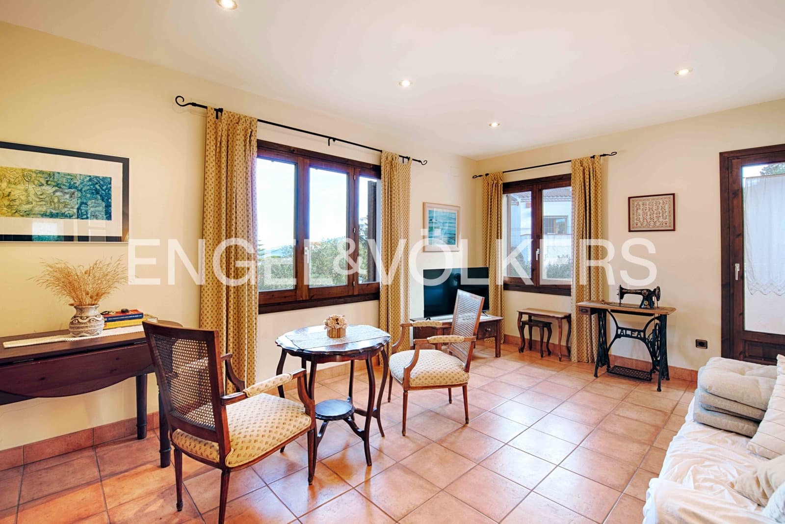 5 bedroom Villa for sale in Llanca with garage - € 770,000 (Ref: 9597159)