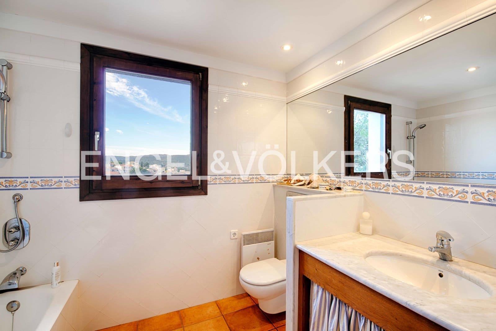 5 bedroom Villa for sale in Llanca with garage - € 770,000 (Ref: 9597159)