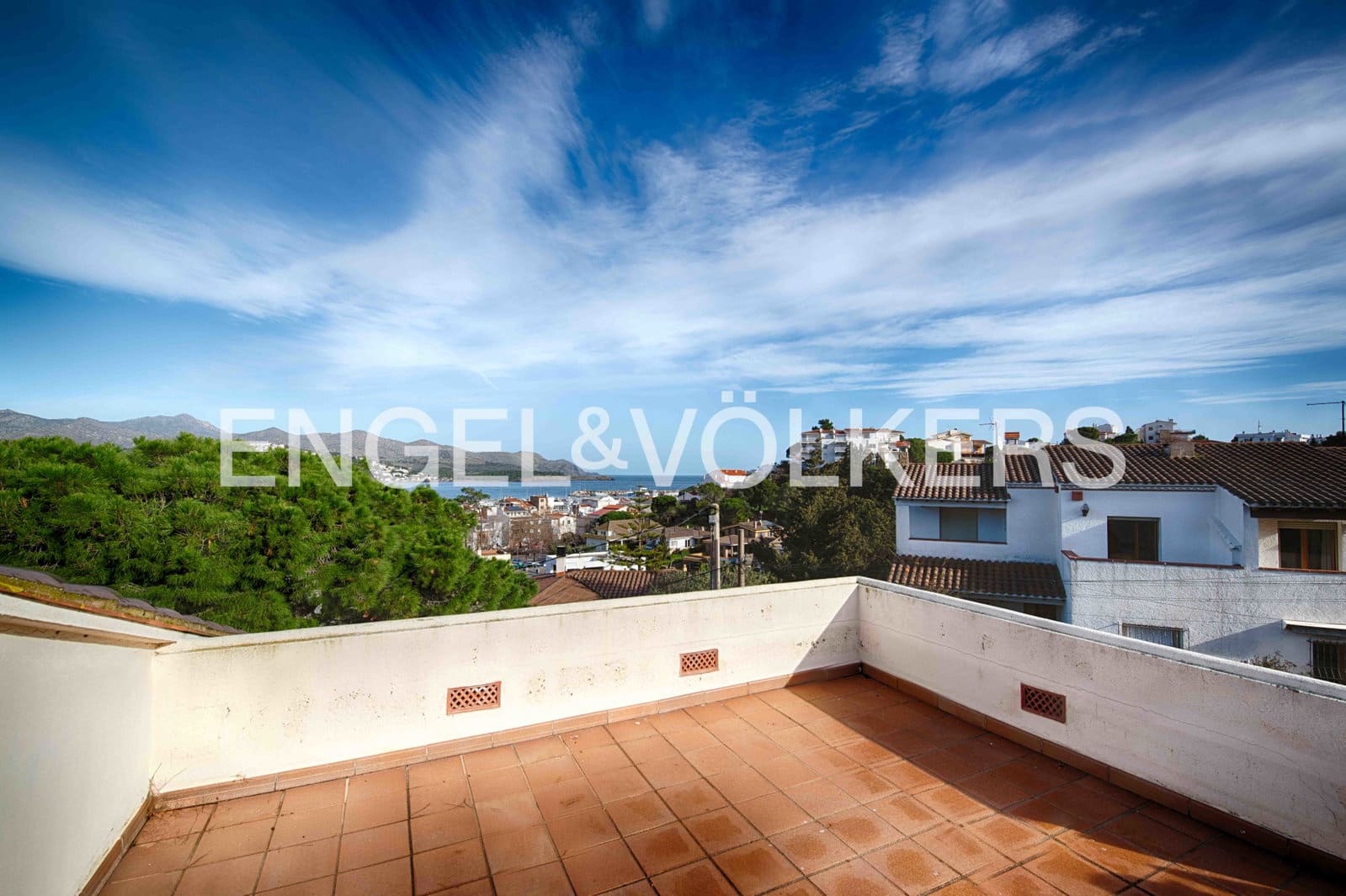 5 bedroom Villa for sale in Llanca with garage - € 770,000 (Ref: 9597159)