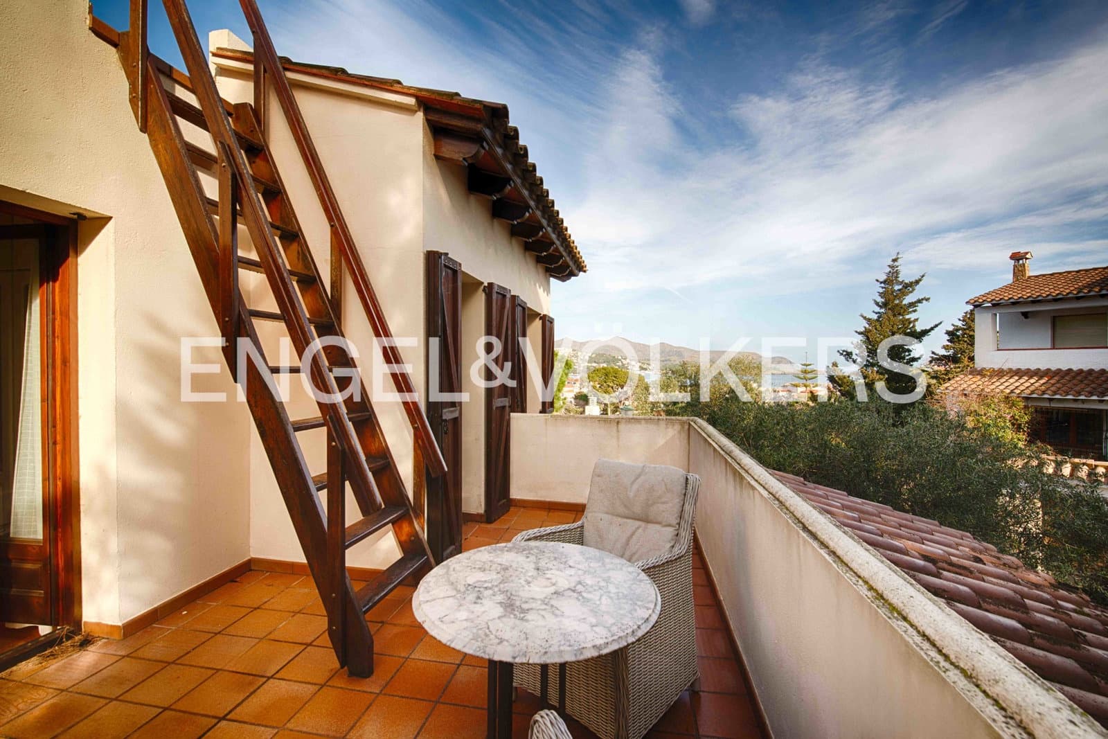 5 bedroom Villa for sale in Llanca with garage - € 770,000 (Ref: 9597159)