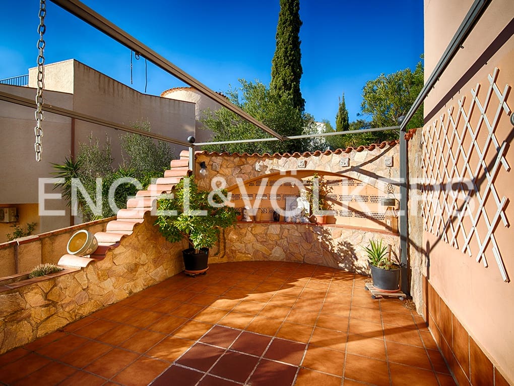 3 bedroom Villa for sale in Palau-saverdera with pool garage - € 590,000 (Ref: 9612046)