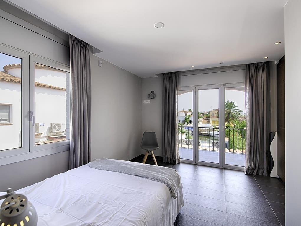 7 bedroom Villa for sale in Empuriabrava with pool garage - € 770,000 (Ref: 9650868)