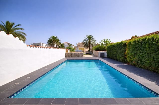 7 bedroom Villa for sale in Empuriabrava, Castelló d'Empúries with pool garage - € 770,000 (Ref: 9650868)