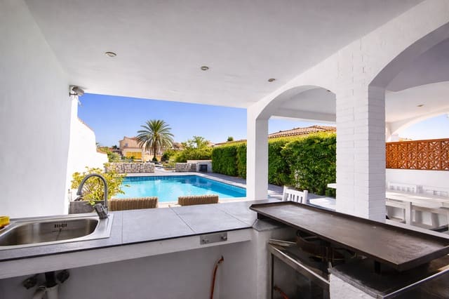 7 bedroom Villa for sale in Empuriabrava, Castelló d'Empúries with pool garage - € 770,000 (Ref: 9650868)