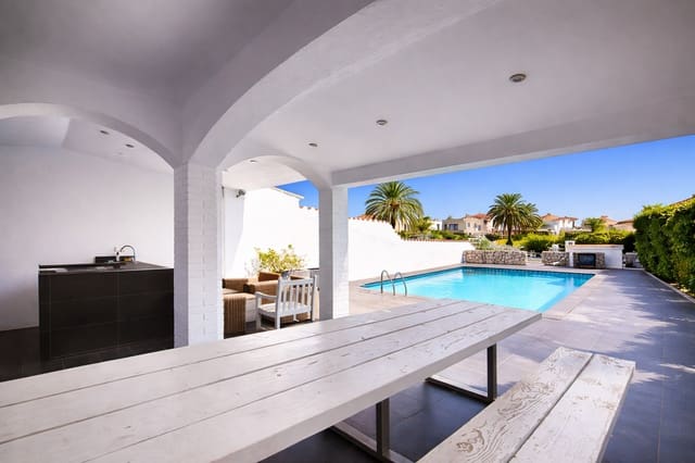 7 bedroom Villa for sale in Empuriabrava, Castelló d'Empúries with pool garage - € 770,000 (Ref: 9650868)