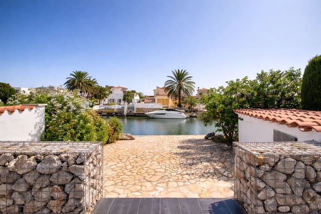 7 bedroom Villa for sale in Empuriabrava, Castelló d'Empúries with pool garage - € 770,000 (Ref: 9650868)