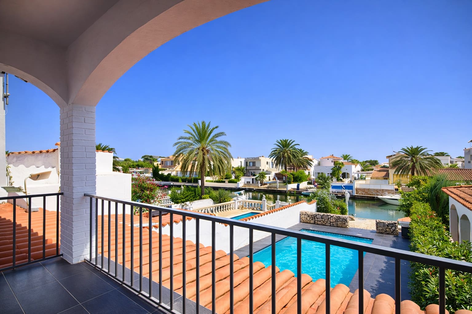7 bedroom Villa for sale in Empuriabrava with pool garage - € 770,000 (Ref: 9650868)