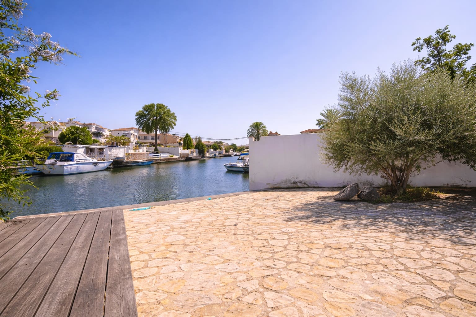 7 bedroom Villa for sale in Empuriabrava with pool garage - € 770,000 (Ref: 9650868)