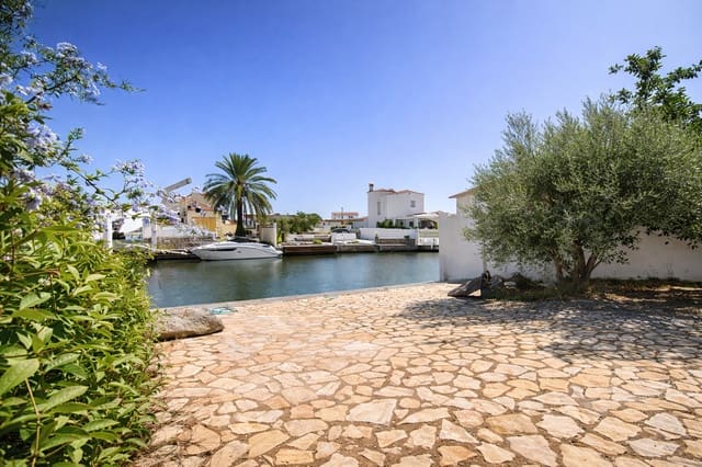 7 bedroom Villa for sale in Empuriabrava, Castelló d'Empúries with pool garage - € 770,000 (Ref: 9650868)