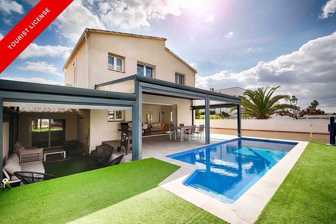4 bedroom Villa for sale in Empuriabrava with pool garage - € 1,000,000 (Ref: 9657906)