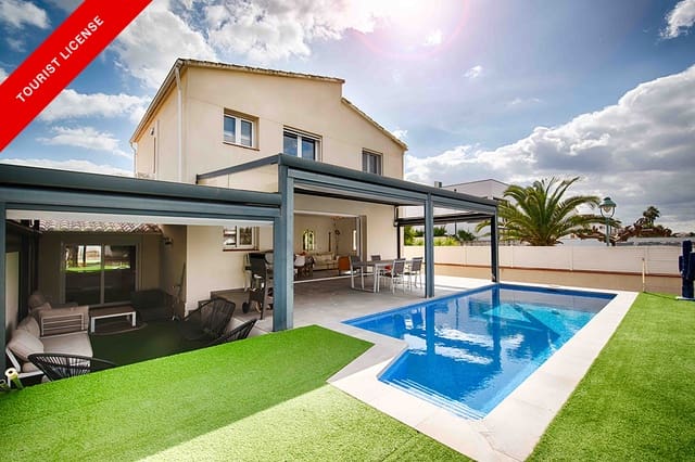 Chalet de 4 habitaciones en Empuriabrava, Castelló d'Empúries en venta con piscina garaje - 1.000.000 € (Ref: 9657906)