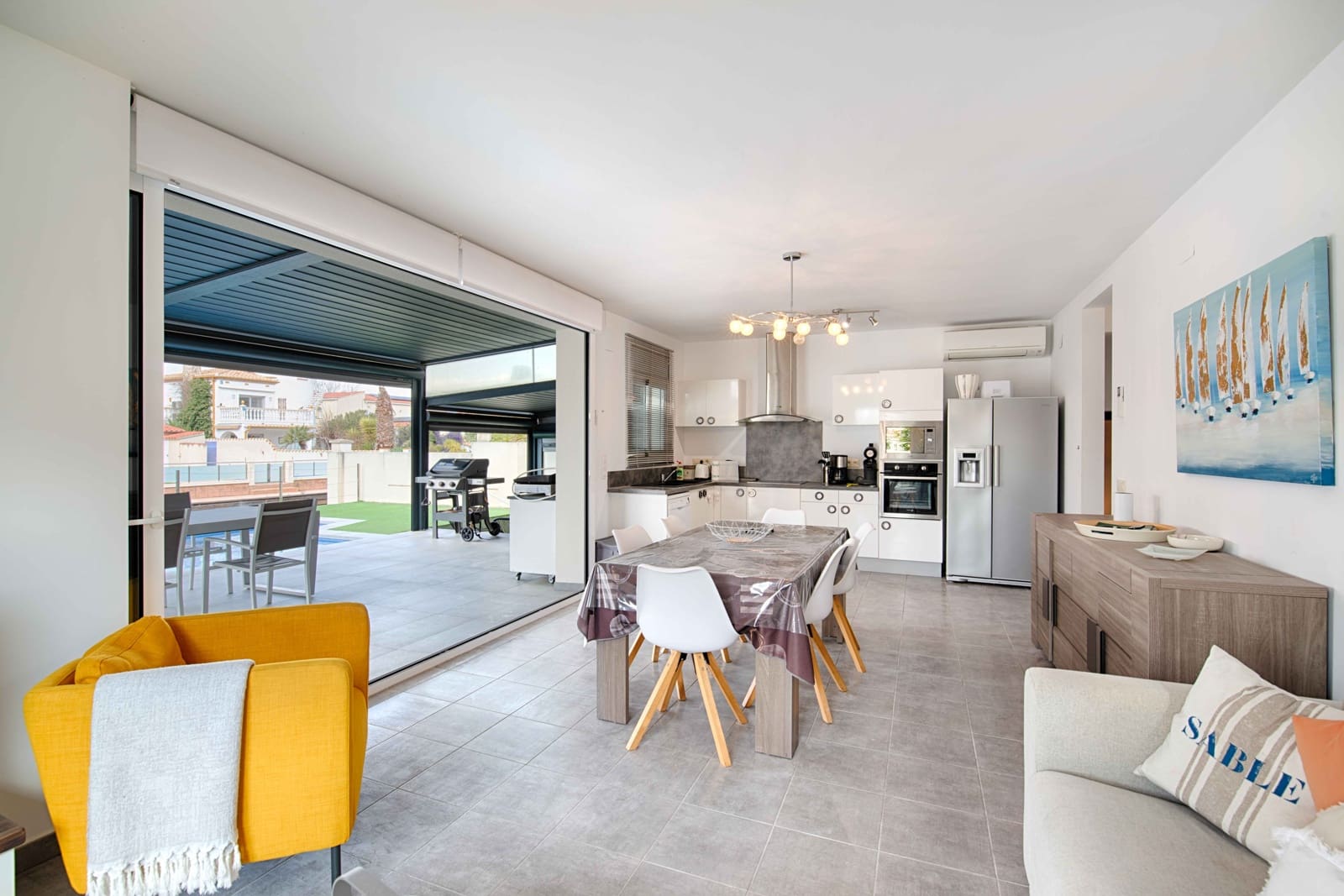 4 bedroom Villa for sale in Empuriabrava with pool garage - € 1,000,000 (Ref: 9657906)