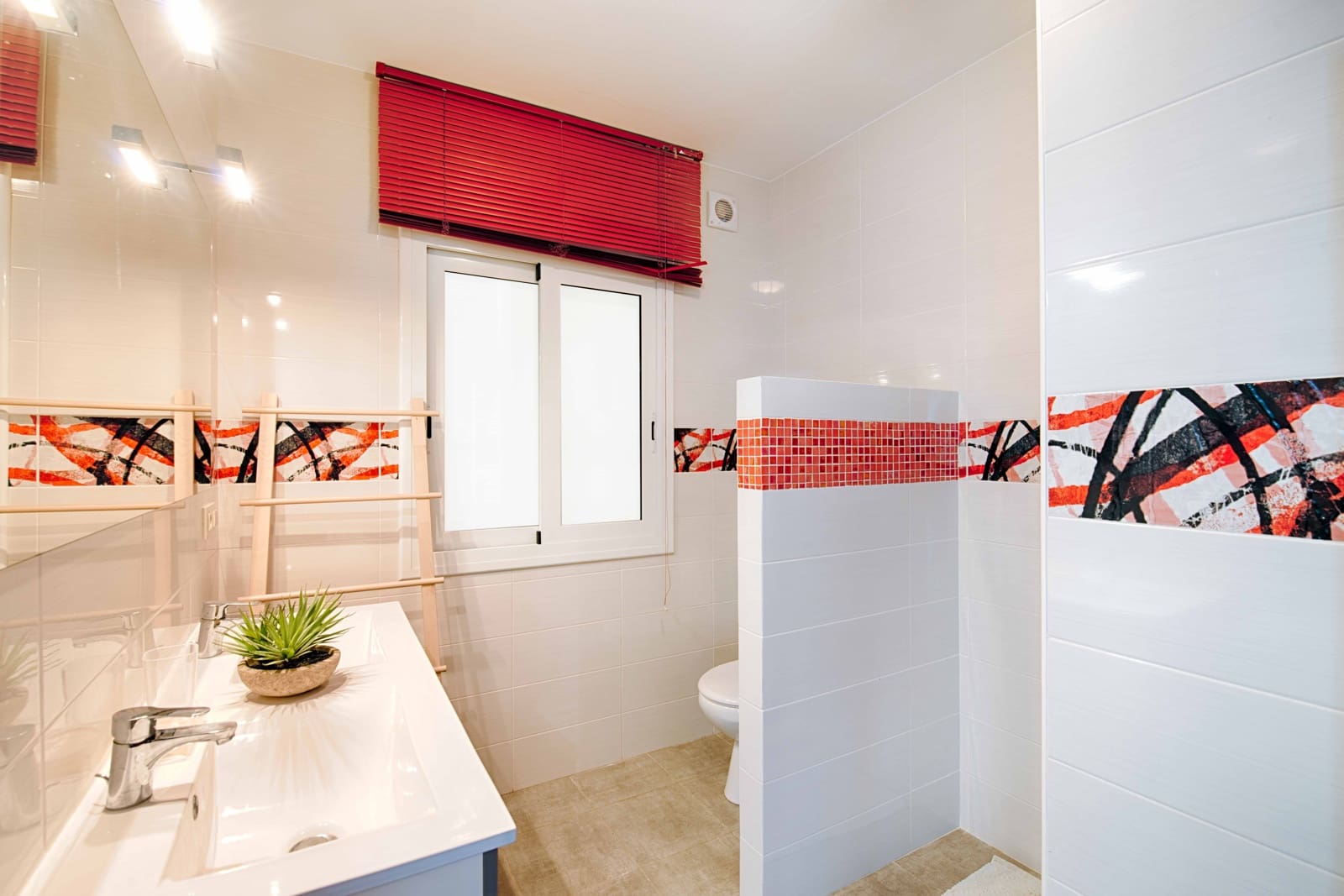 4 bedroom Villa for sale in Empuriabrava with pool garage - € 1,000,000 (Ref: 9657906)