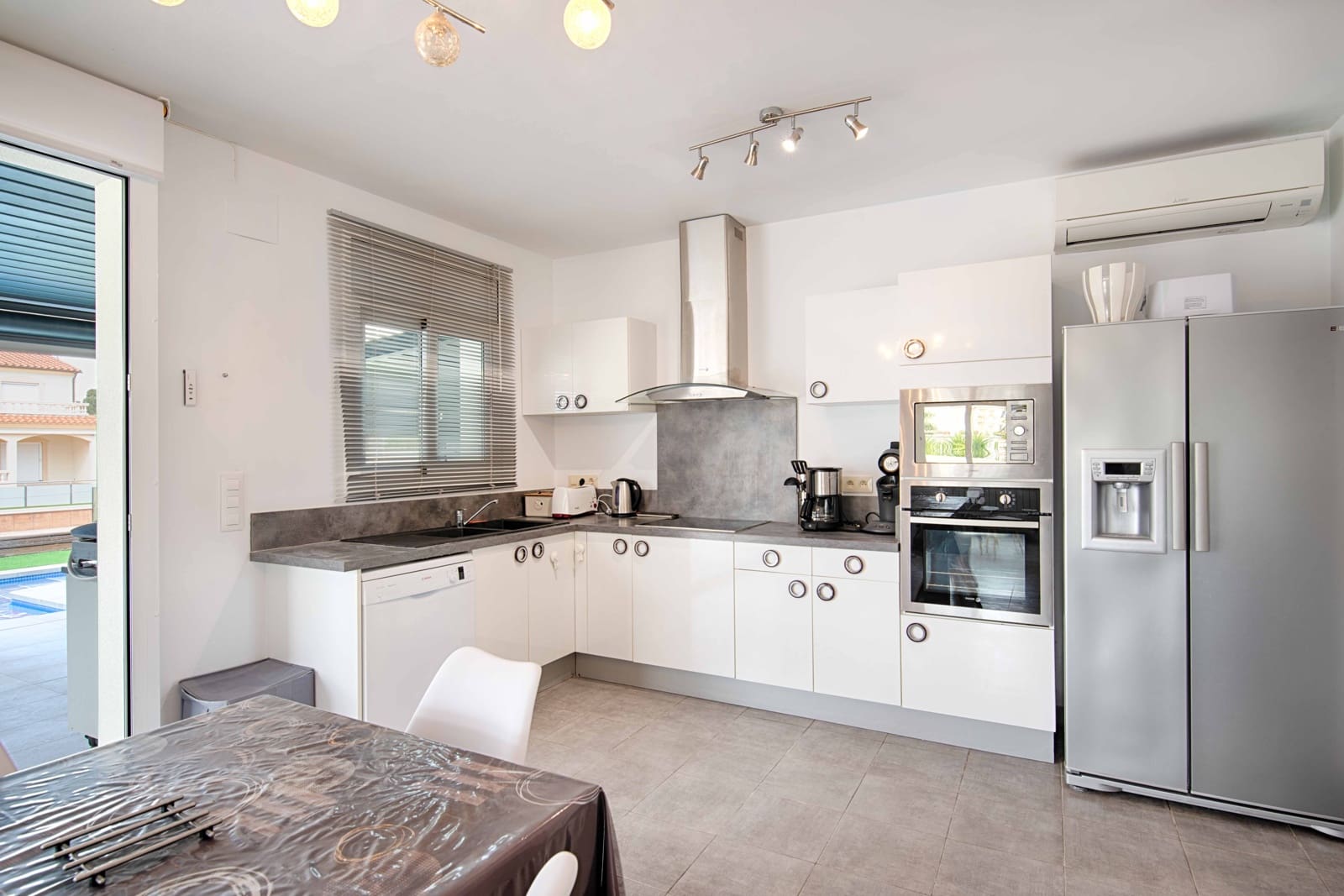 4 bedroom Villa for sale in Empuriabrava with pool garage - € 1,000,000 (Ref: 9657906)