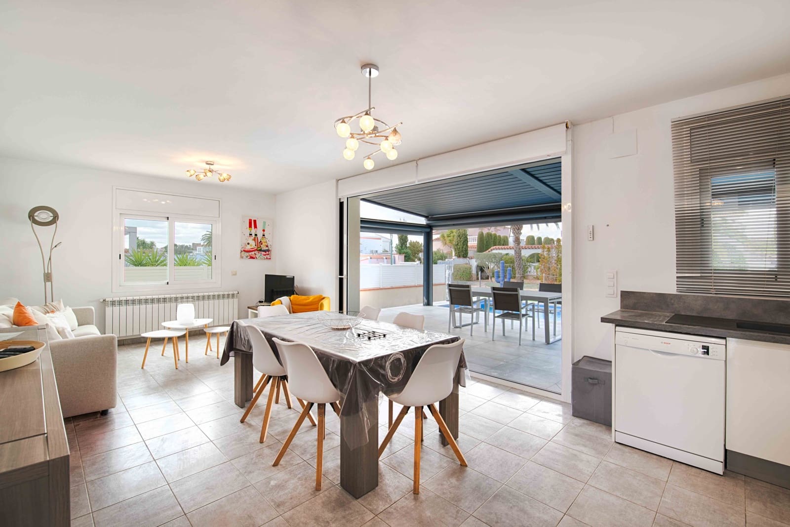 4 bedroom Villa for sale in Empuriabrava with pool garage - € 1,000,000 (Ref: 9657906)