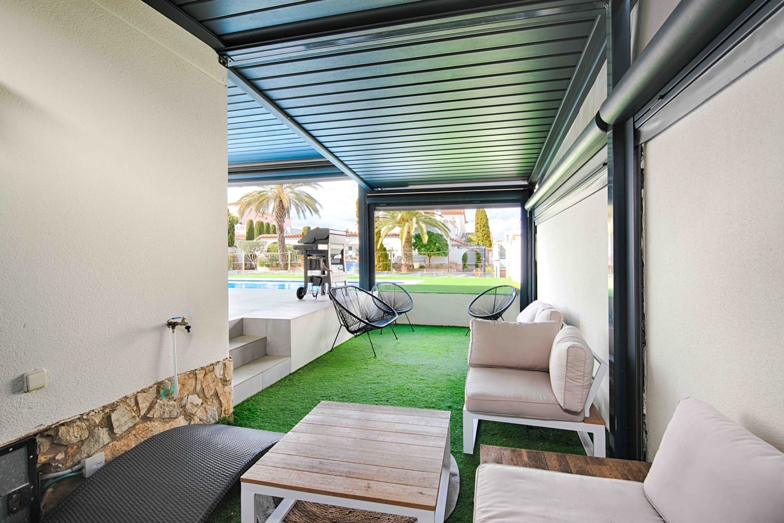 4 bedroom Villa for sale in Empuriabrava with pool garage - € 1,000,000 (Ref: 9657906)