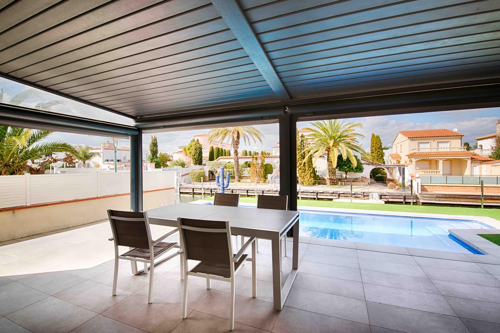 4 bedroom Villa for sale in Empuriabrava with pool garage - € 1,000,000 (Ref: 9657906)
