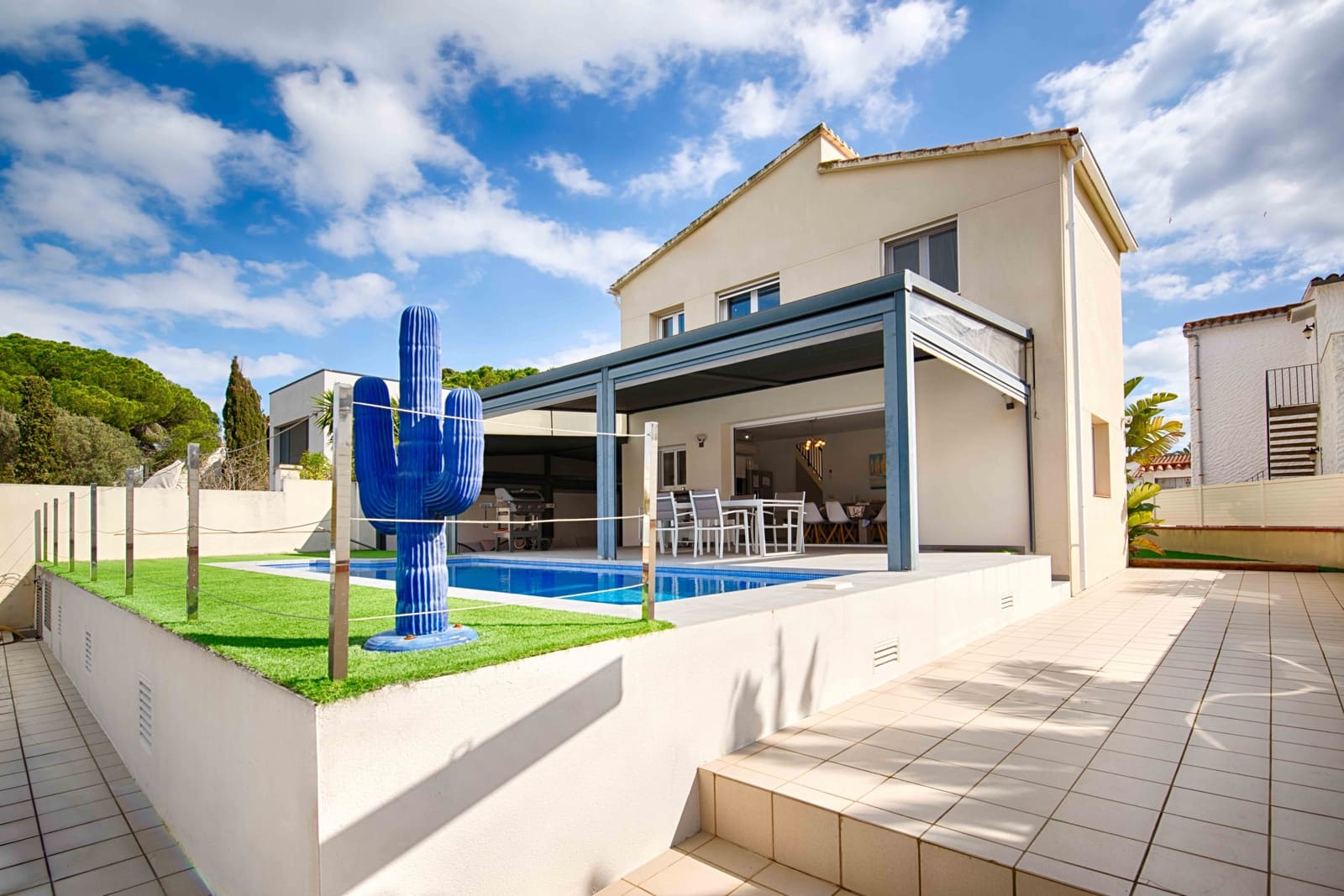4 bedroom Villa for sale in Empuriabrava with pool garage - € 1,000,000 (Ref: 9657906)