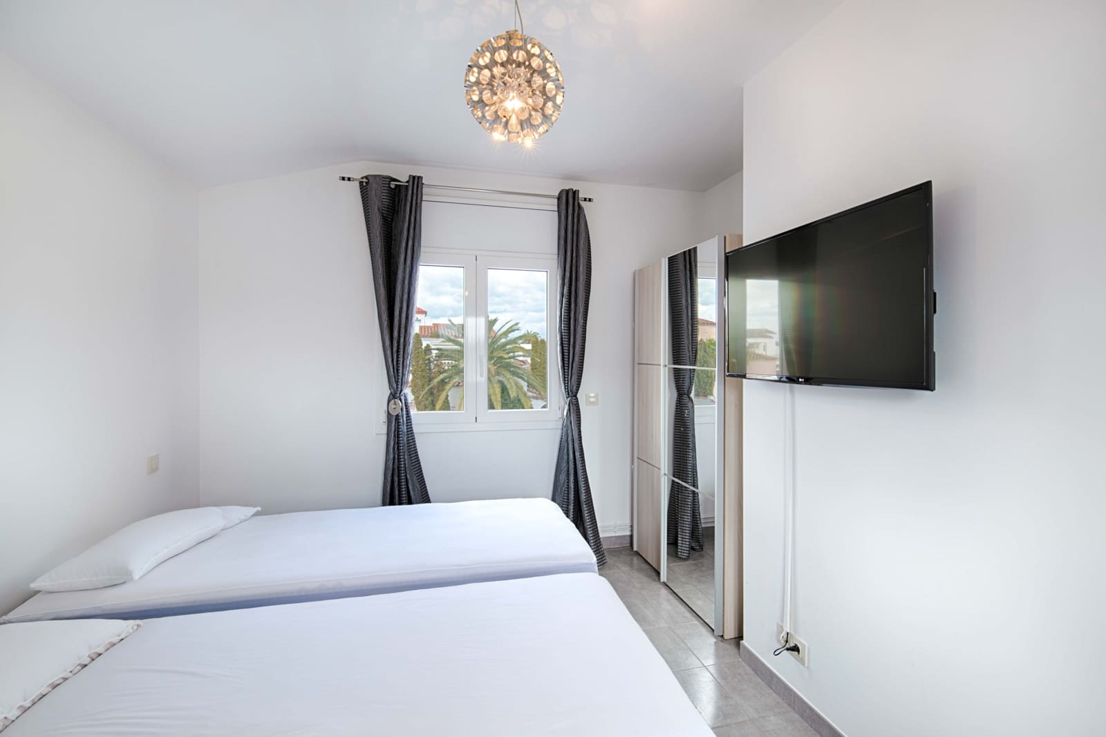 4 bedroom Villa for sale in Empuriabrava with pool garage - € 1,000,000 (Ref: 9657906)