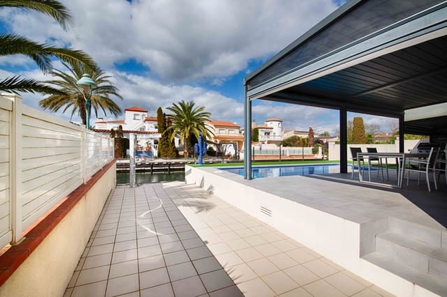 Chalet de 4 habitaciones en Empuriabrava, Castelló d'Empúries en venta con piscina garaje - 1.000.000 € (Ref: 9657906)