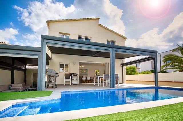 Chalet de 4 habitaciones en Empuriabrava, Castelló d'Empúries en venta con piscina garaje - 1.000.000 € (Ref: 9657906)