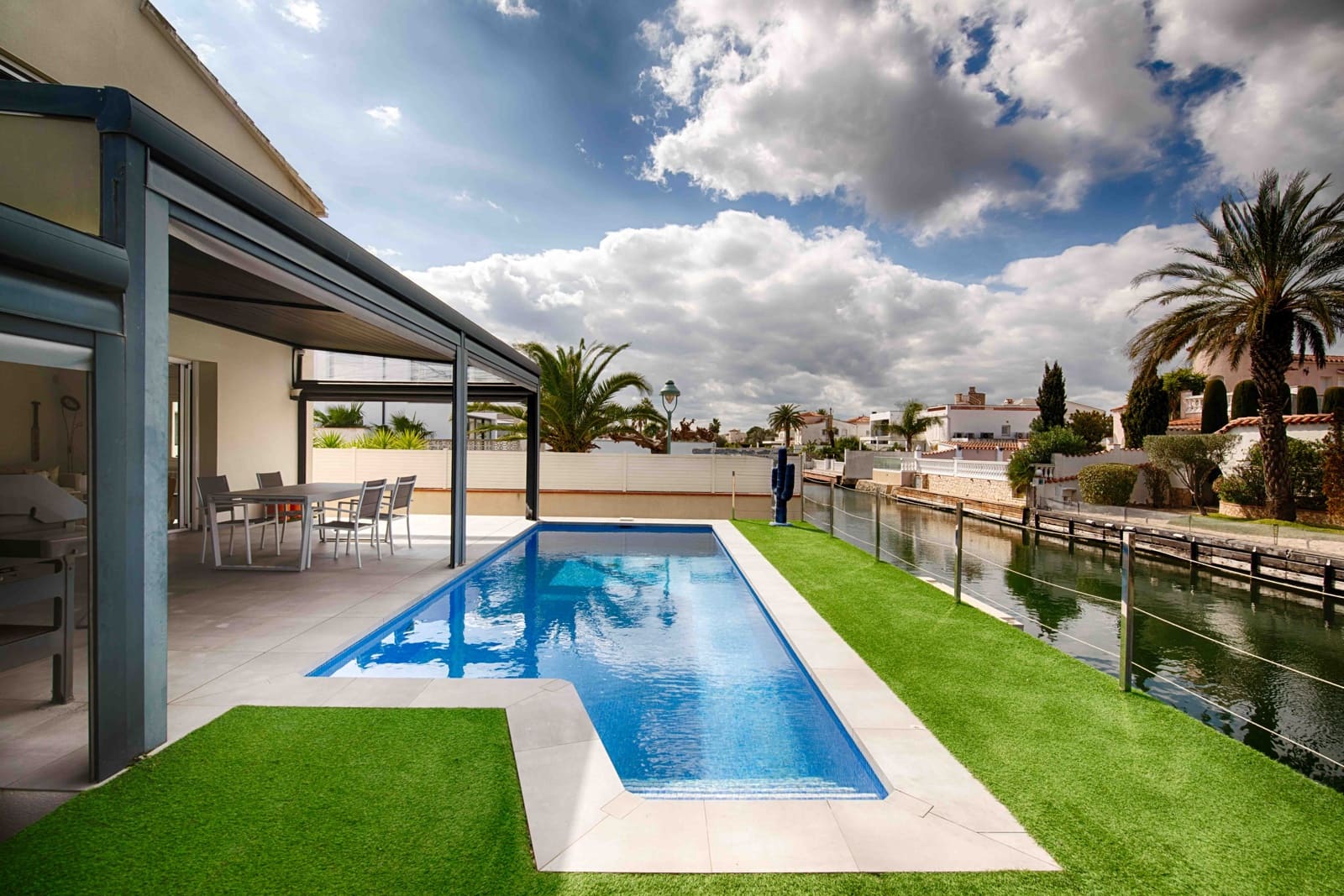 4 bedroom Villa for sale in Empuriabrava with pool garage - € 1,000,000 (Ref: 9657906)