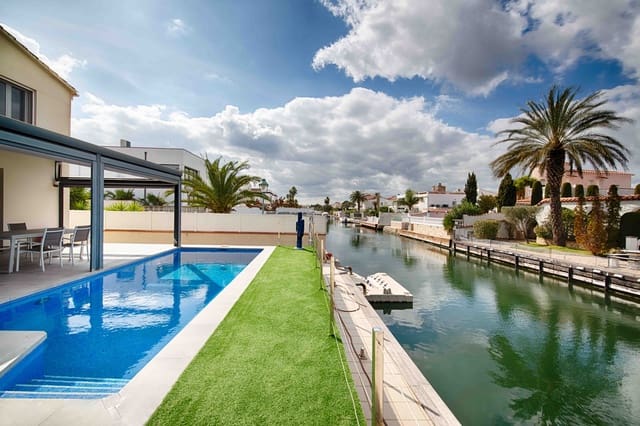Chalet de 4 habitaciones en Empuriabrava, Castelló d'Empúries en venta con piscina garaje - 1.000.000 € (Ref: 9657906)