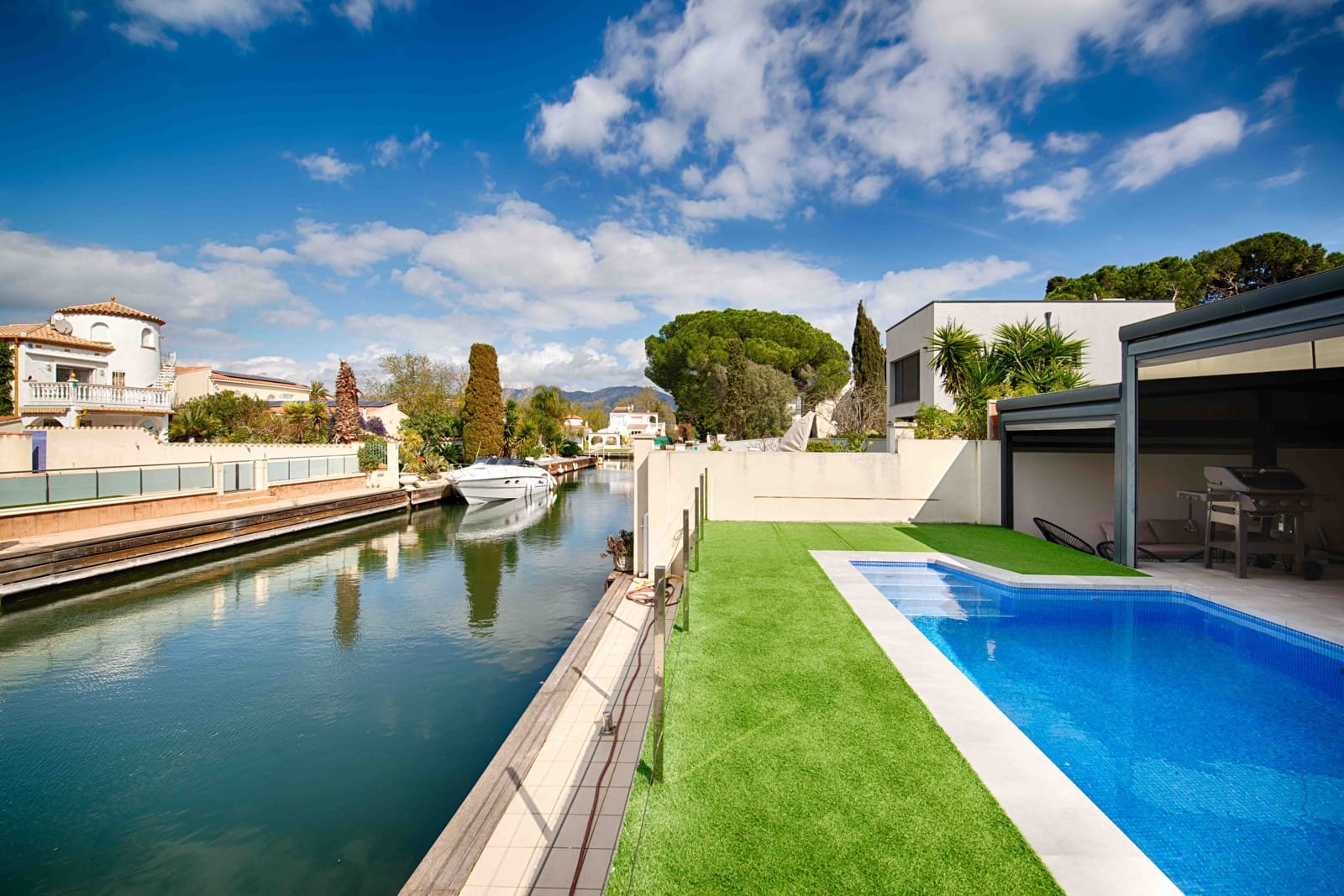 4 bedroom Villa for sale in Empuriabrava with pool garage - € 1,000,000 (Ref: 9657906)