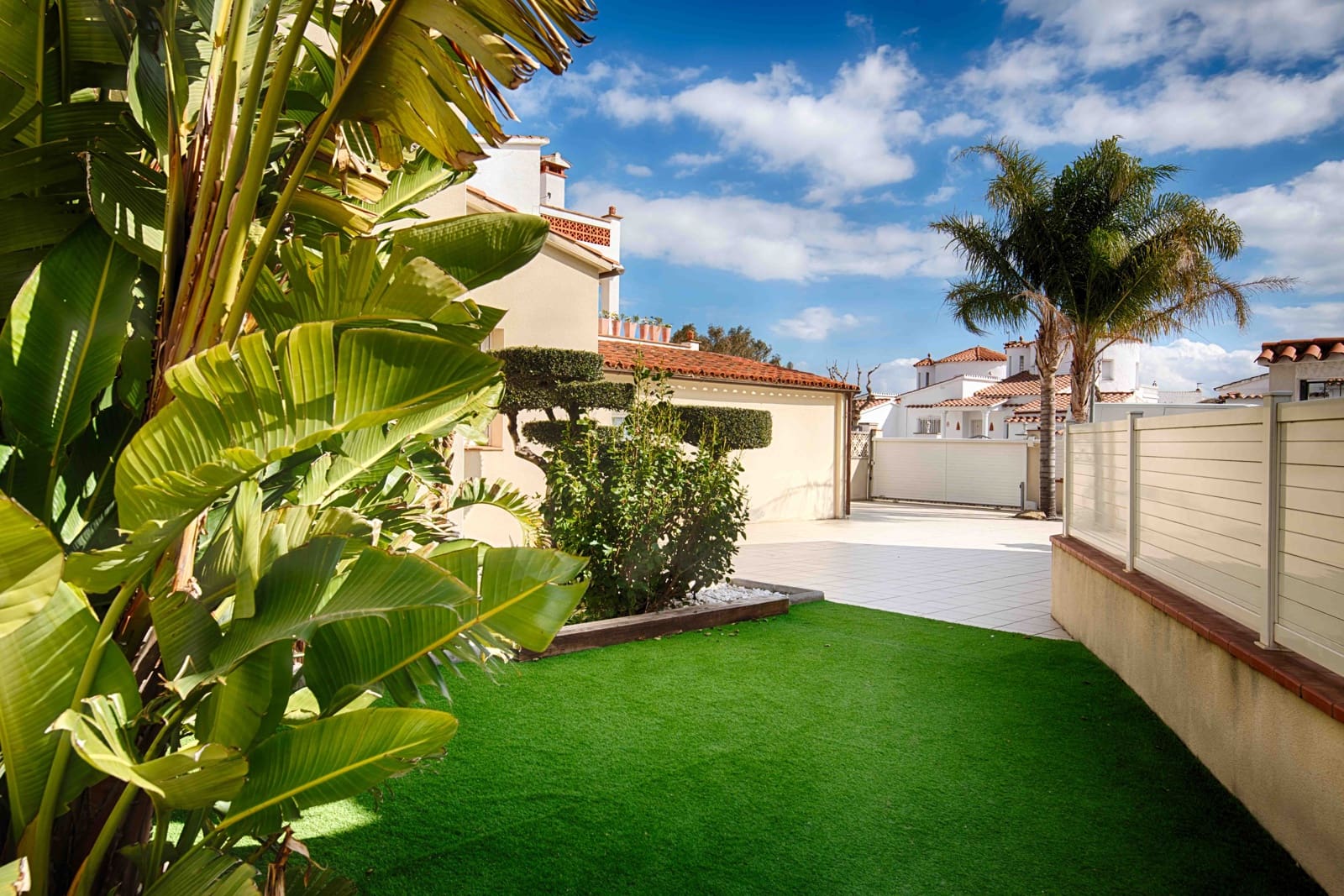 4 bedroom Villa for sale in Empuriabrava with pool garage - € 1,000,000 (Ref: 9657906)