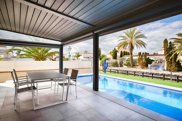 Chalet de 4 habitaciones en Empuriabrava, Castelló d'Empúries en venta con piscina garaje - 1.000.000 € (Ref: 9657906)