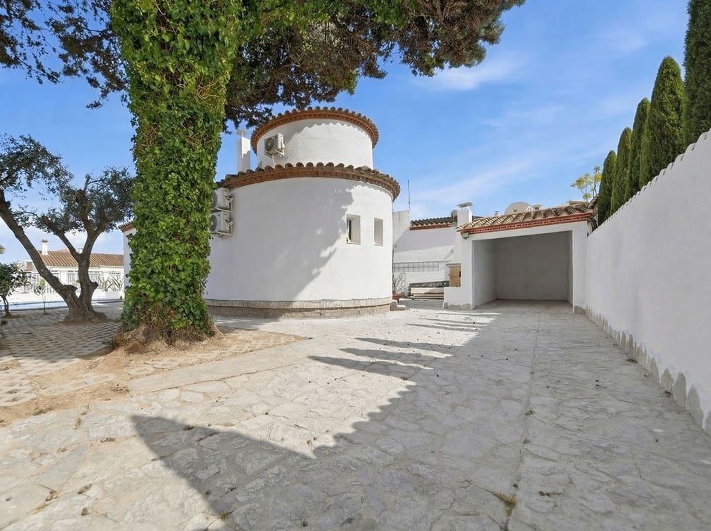 3 slaapkamer Villa te koop in Empuriabrava met zwembad garage - € 630.000 (Ref: 9657907)