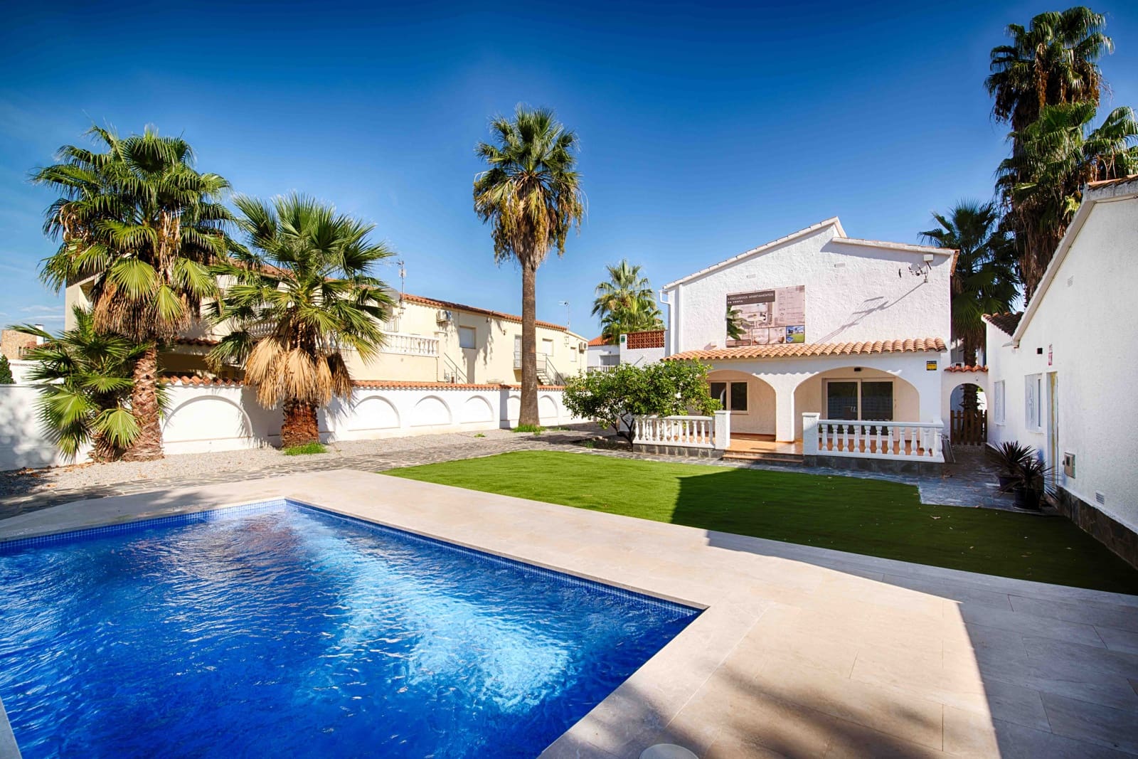 Apartamento de 2 habitaciones en Empuriabrava en venta con piscina garaje - 299.000 € (Ref: 9665312)