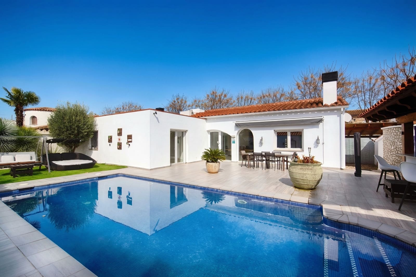 Chalet de 4 habitaciones en Empuriabrava en venta con piscina garaje - 680.000 € (Ref: 9676496)