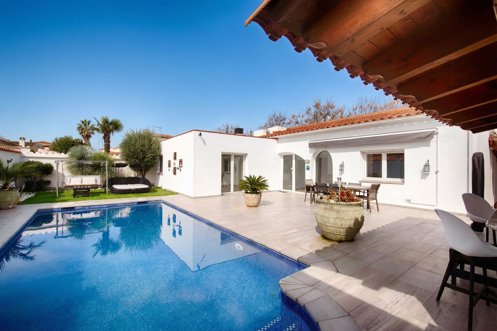 Chalet de 4 habitaciones en Empuriabrava en venta con piscina garaje - 680.000 € (Ref: 9676496)