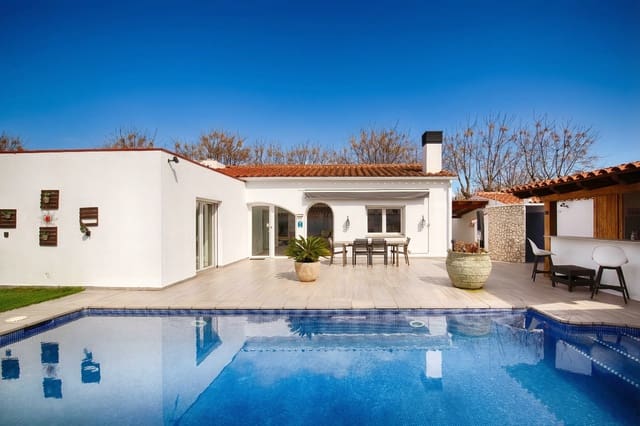 Chalet de 4 habitaciones en Empuriabrava, Castelló d'Empúries en venta con piscina garaje - 680.000 € (Ref: 9676496)